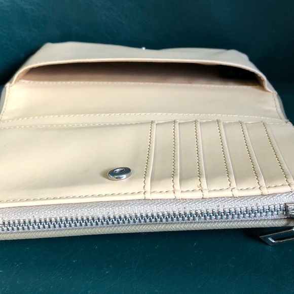 Guess Wallet - Picture 6 of 6